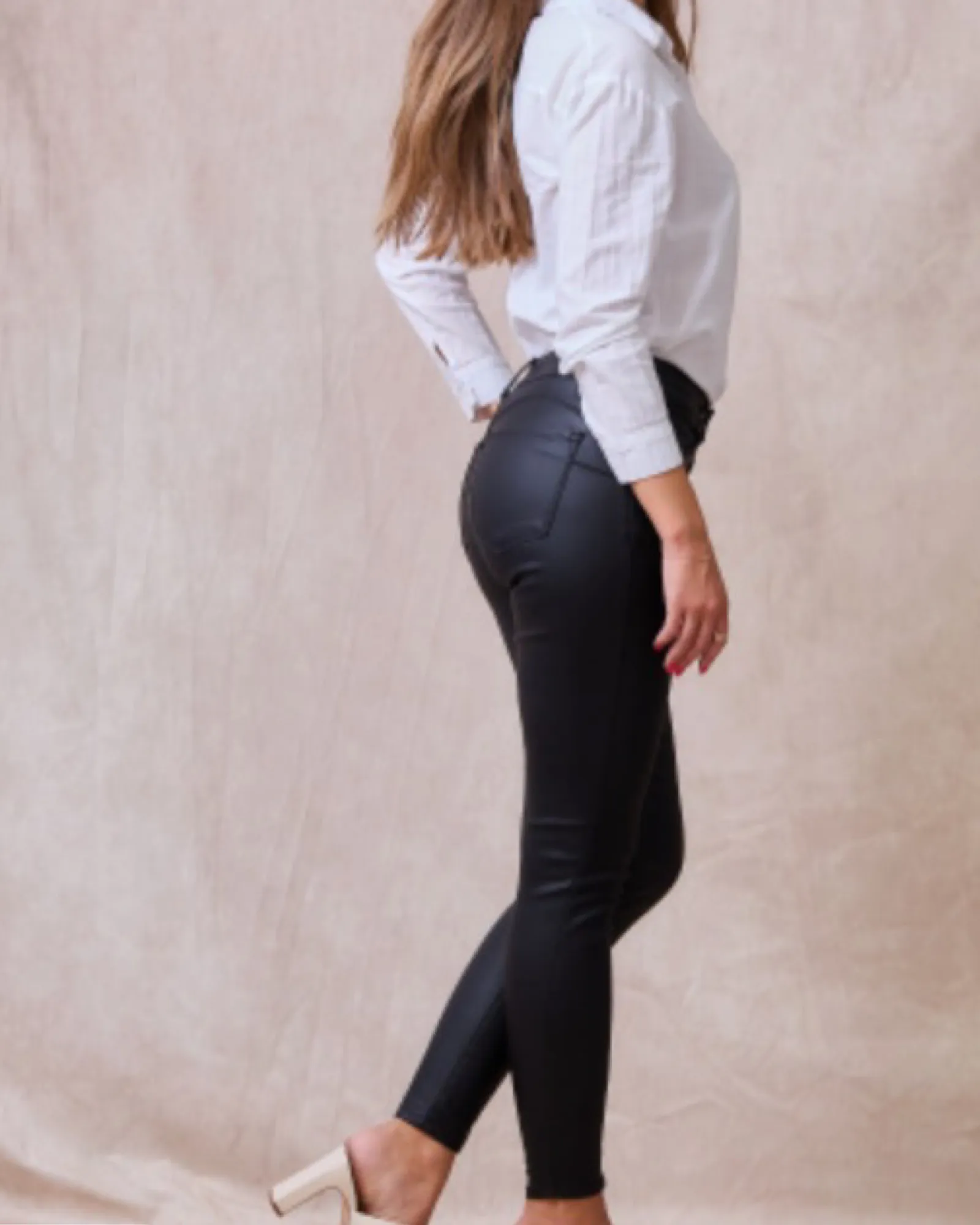 Skim coated pants push-up