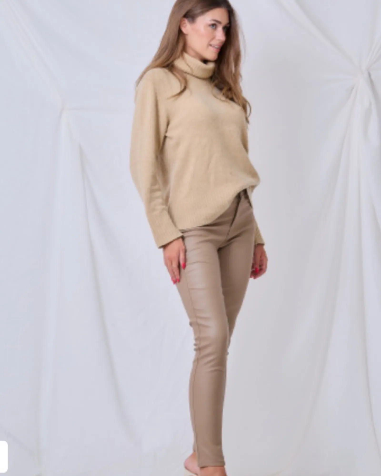 Skim coated pants push-up